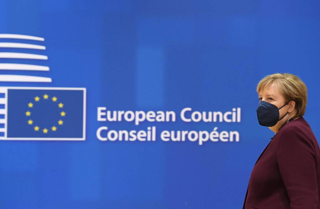 EU-Chefin Angela Merkel applaudiert beim letzten Gipfel  International  Nachrichten