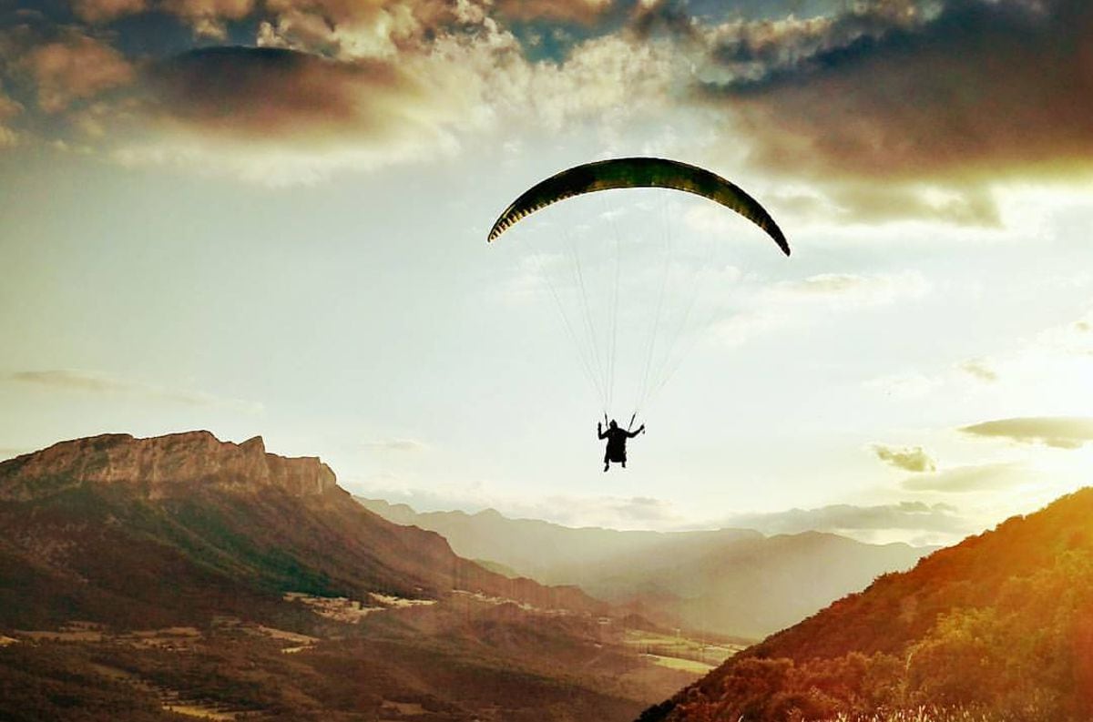 VÍDEO: Saltador de parapente escapa segundos antes de impacto com