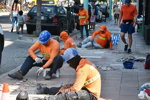 Fundación realiza mantenimiento en las aceras de las avenidas Víctor Emilio Estrada, Delta y Olmedo 
