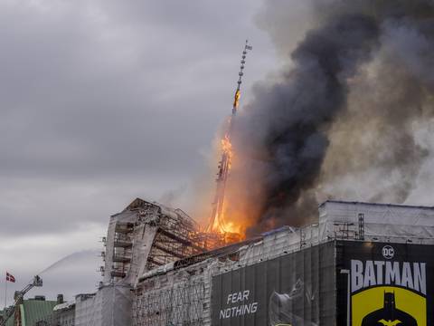 Incendio causa graves daños en el histórico edificio de la Bolsa de Copenhague