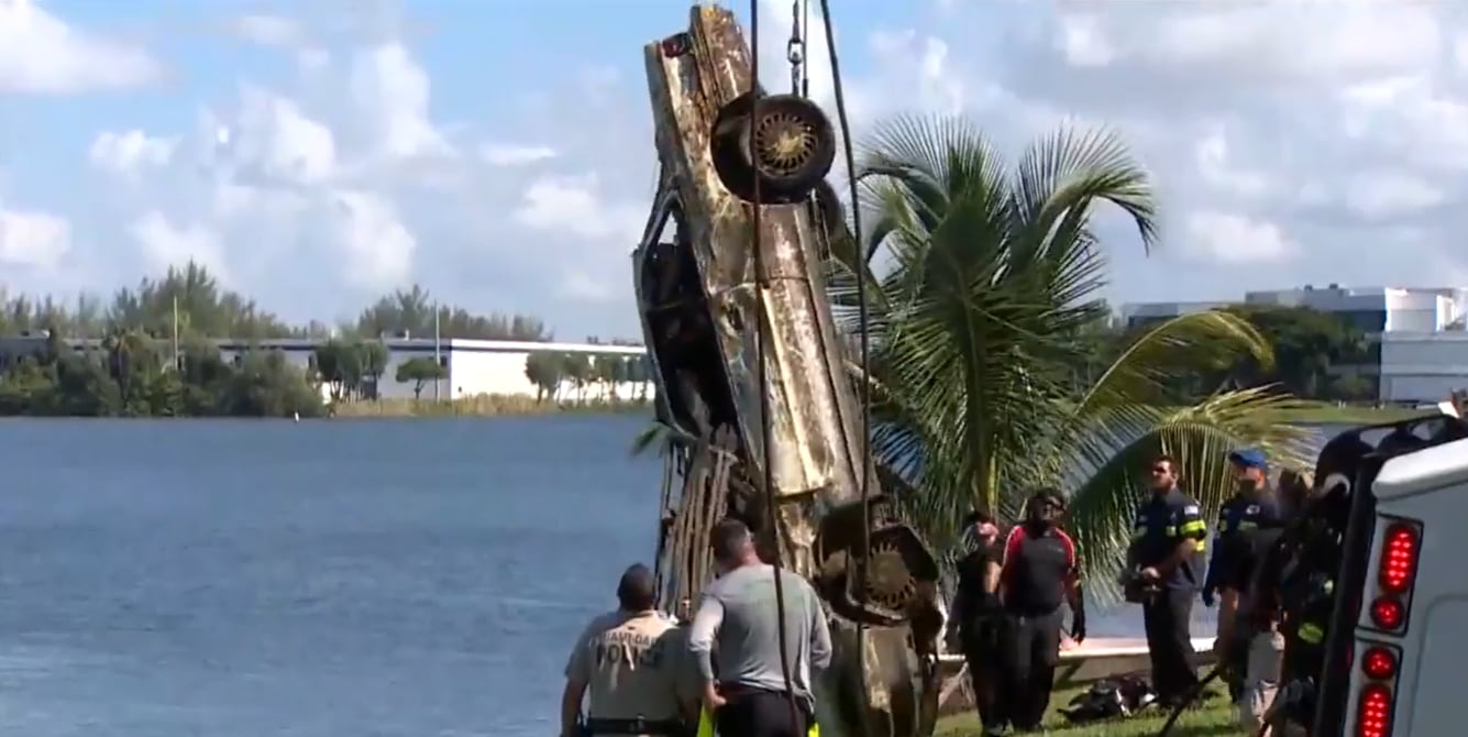 They find more than thirty sunken cars in a lake in Florida, USA.