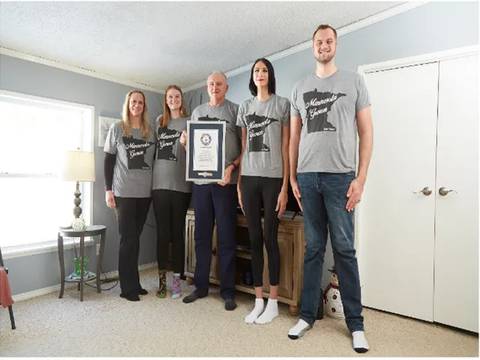 ¡Conoce a la familia más alta del mundo! Tienen el Guinness Records con un promedio de altura combinado de 2,07 metros y hablan de lo difícil de tener esas estaturas