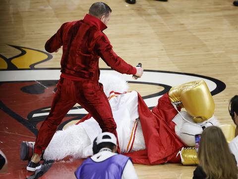 Aficionados se burlan de Conor McGregor tras noquear a la mascota del equipo Miami Heat en la NBA  