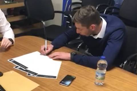 Revelan video de Emiliano Sala firmando contrato con Cardiff tres días antes de su accidente