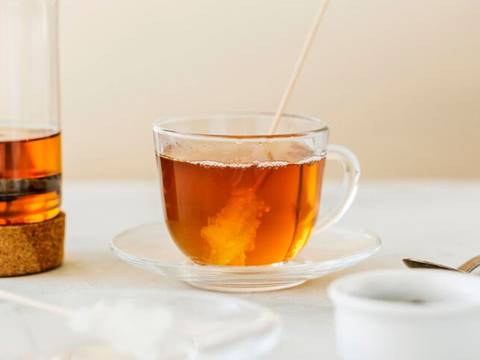 Cómo preparar el té de miel y vinagre de manzana para combatir el insomnio y dormir toda la noche