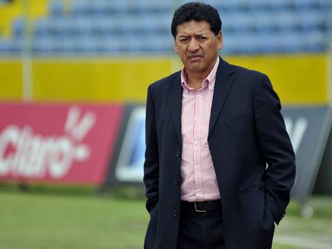 Sixto Vizuete busca "jerarquizar" al futbolista boliviano