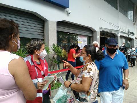 Guayaquil: Clientes del servicio de agua potable se apuran en hacer convenio en oficina de Interagua