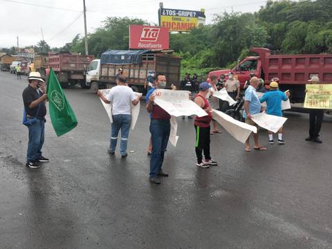 Grupo de choferes bloqueó la vía Crucita - Portoviejo para exigir la salida de la CTE de las vías de Manabí