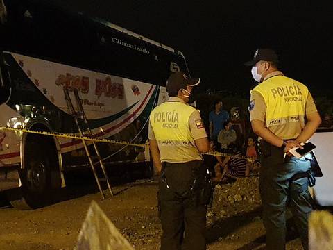 Un ayudante de bus murió aplastado por la unidad en la que laboraba, en Montecristi, Manabí