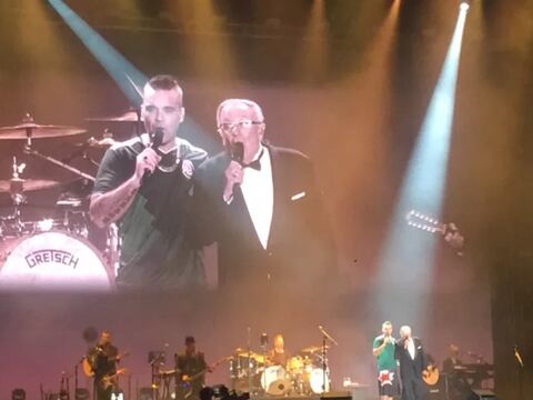 Robbie Williams y su padre, en el escenario