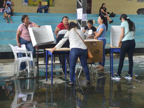 ‘Conocía las preguntas, pero igual las tuve que leer otra vez para evitar confundirme’: en el norte de Guayaquil sufragantes ejercieron votación entre dudas