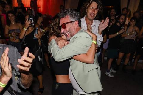 Así fue la fiesta sorpresa de Fito Paéz; enfrente de su novia, el artista se besó en la boca con otro cantante argentino, descubre quién es
