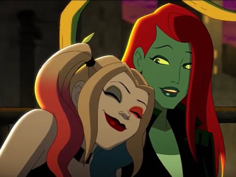 Kaley Cuoco confirma el romance entre Harley Quinn y Poison Ivy en la serie de DC Universe