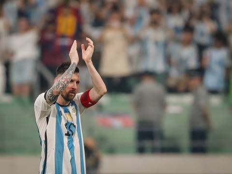 Un exseleccionado de Uruguay revela cómo intercedió para que Lionel Messi no se retirara de Argentina en el 2016