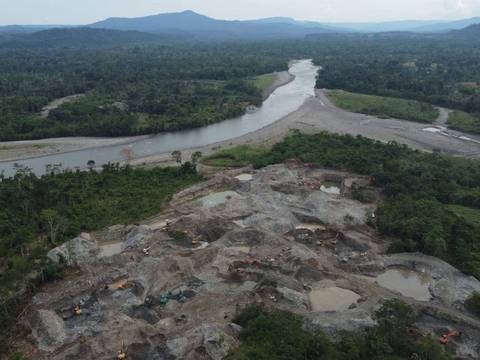 Comunidades indígenas cuestionan operativo contra minería que ha devorado extensas zonas de la Amazonía de Ecuador