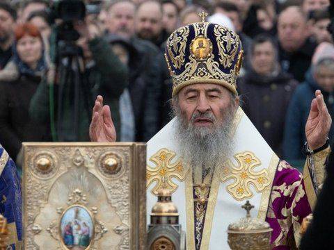 Los monjes acusados de apoyar a Rusia que se niegan a salir de un histórico monasterio de Kyiv pese a la orden de desalojo del gobierno de Ucrania