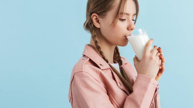Estos son los riesgos y enfermedades que te asechan si tomas leche todos los días en la edad adulta