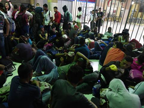 Cientos de migrantes en nueva caravana hacia Estados Unidos, pese a controles y riesgos