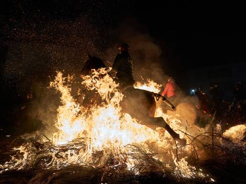 Los caballos que atraviesan el fuego en España para conjurar las epidemias