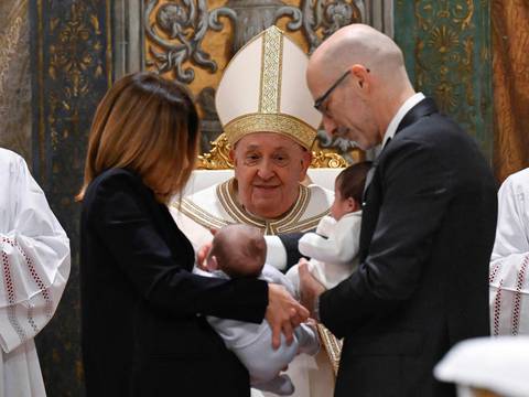 El papa Francisco pide que se prohíba la gestación subrogada y critica la “comercialización” del embarazo 