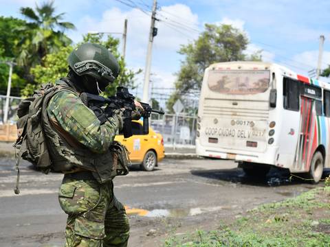 Consulta popular: Noboa propone otorgar indultos a policías y militares antes de que se determine su inocencia o culpa por uso de la fuerza