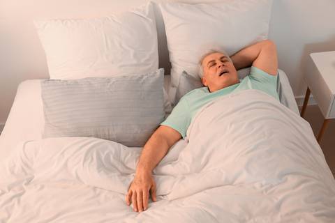 Cuáles son los principales tipos y síntomas que presenta la apnea del sueño