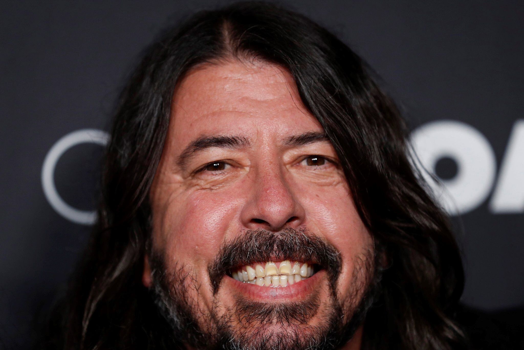Dave Grohl, líder de Foo Fighters, revela pérdida de audición; dice que ha estado leyendo los labios durante 20 años