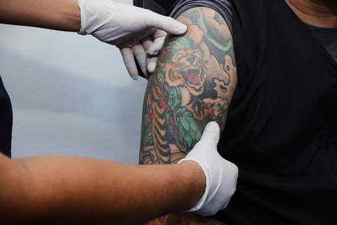 ‘Tenía un tigre en el brazo y casi me llevan los militares’: ‘cover-up’, tendencia para ocultar tatuajes, crece en Guayaquil