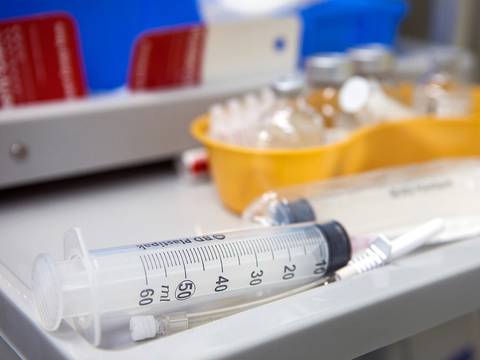 Inyección letal: vinculan a enfermera con la muerte de más de 15 pacientes y la acusan de suministrarles altas dosis de insulina