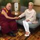 El polémico video del Dalái Lama tocando una pierna a Lady Gaga: el líder espiritual tibetano extiende su mano para agarrar a la artista y le hace “cosquillas”
