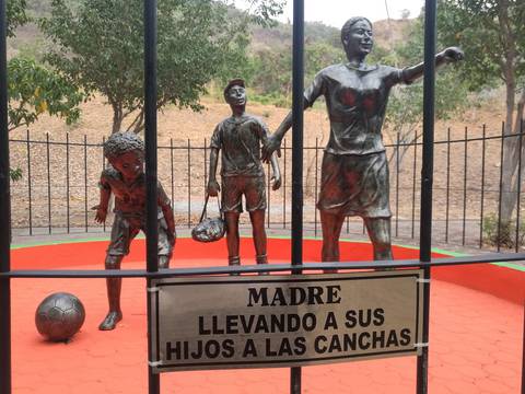 Césped y esculturas para Ciudad Deportiva Carlos Pérez Perasso