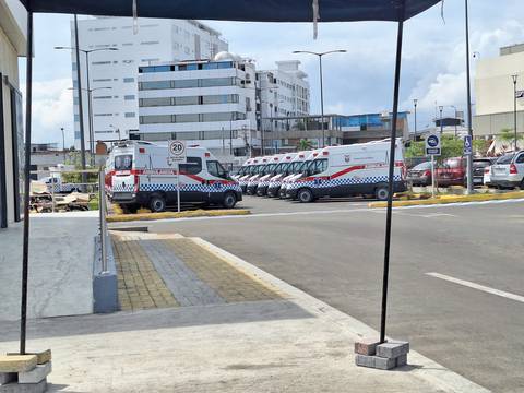 49 ambulancias permanecen en el hospital de Manta, en medio de trámites, para luego ser distribuidas