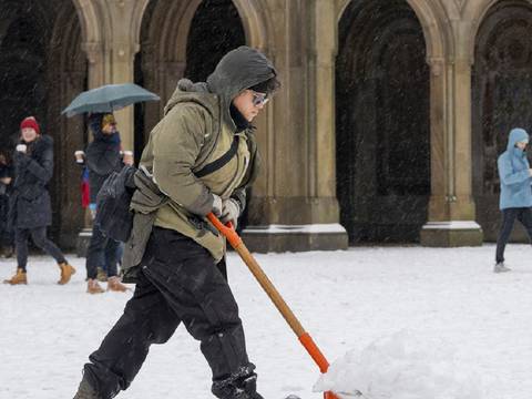 Estos son los requisitos y el salario que pagan si quieres trabajar quitando hielo y nieve en New York