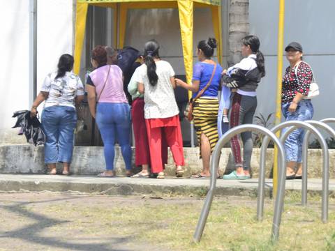 ‘El sistema de inscripción está caído, me dicen que espere, pero me quedo sin cupo’, la preocupación de padres que llegan a distritos educativos en Guayaquil 