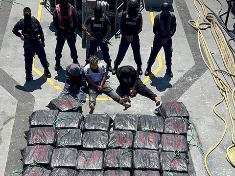 Fiscalía procesa por narcotráfico a gran escala a tres detenidos con 1,5 tonelada de droga en Galápagos