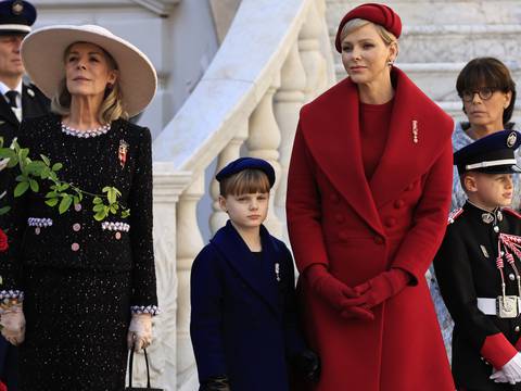 El impresionante total look rojo y botas de Manolo Blahnik  de Charlene junto a los Grimaldi en la Fiesta Nacional de Mónaco