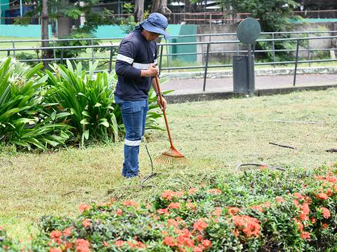 Tareas de mantenimiento se realizan en los parques Centenario y Clemente Yerovi, en Guayaquil