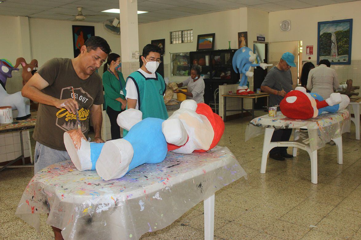 A manera de terapia, pacientes de Neurociencias elaboran monigotes que serán vendidos en exposición