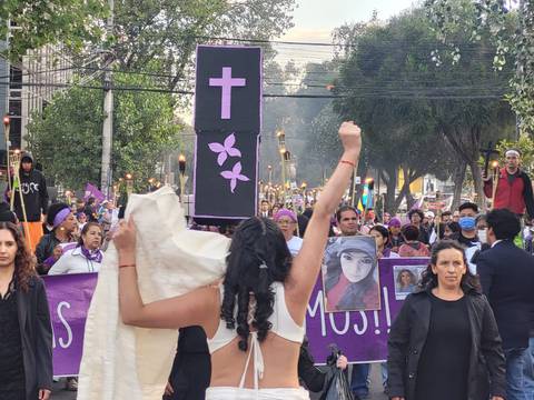 Con danza, antorchas y tambores se realizó marcha por el año del femicidio de María Belén Bernal