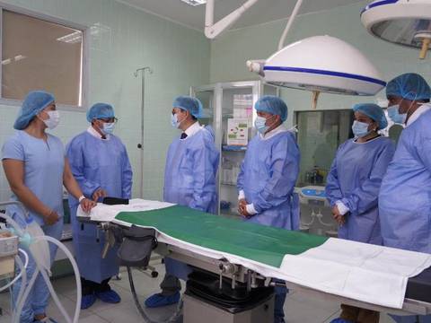 Ministro de Salud, Franklin Encalada, entregó equipos en hospitales de tres cantones de Imbabura
