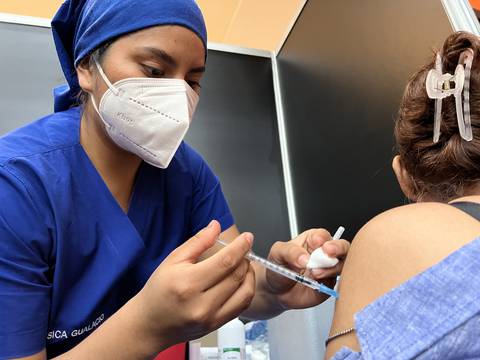 ‘La vacunación COVID-19 fue al inicio el mayor logro en salud de este Gobierno, pero luego se minimizó al virus’: especialistas analizan gestión de Lasso en torno a la pandemia