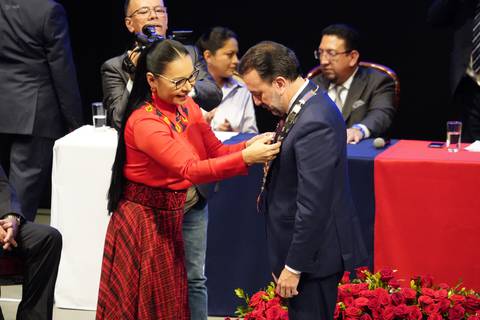 Calle de honor, vítores, bastón de mando, collar y  botón para Pabel Muñoz al asumir alcaldía de Quito