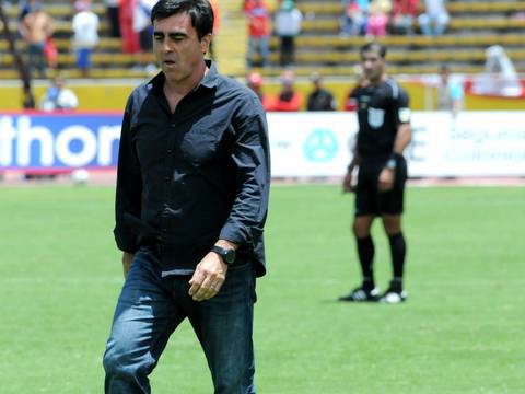 Gustavo Quinteros fue suspendido 3 partidos y no dirigirá el Clásico del Astillero