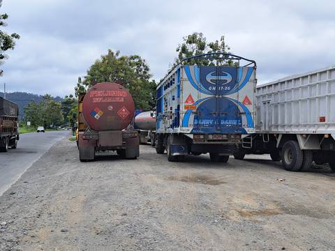 Con custodia militar se movilizan camioneros  para evitar asaltos en la carretera E20 entre Esmeraldas y La Concordia