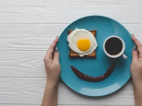 ¿Puedo comer huevos y tomar café si tengo la presión alta? Esta es la dieta que recomiendan los expertos