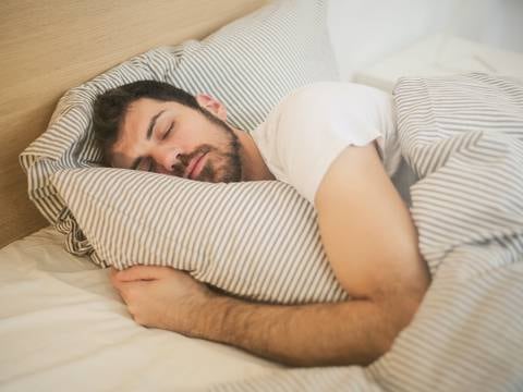 La técnica 5-4-3-2-1: el ejercicio definitivo que te puede ayudar a combatir el insomnio y conciliar el sueño