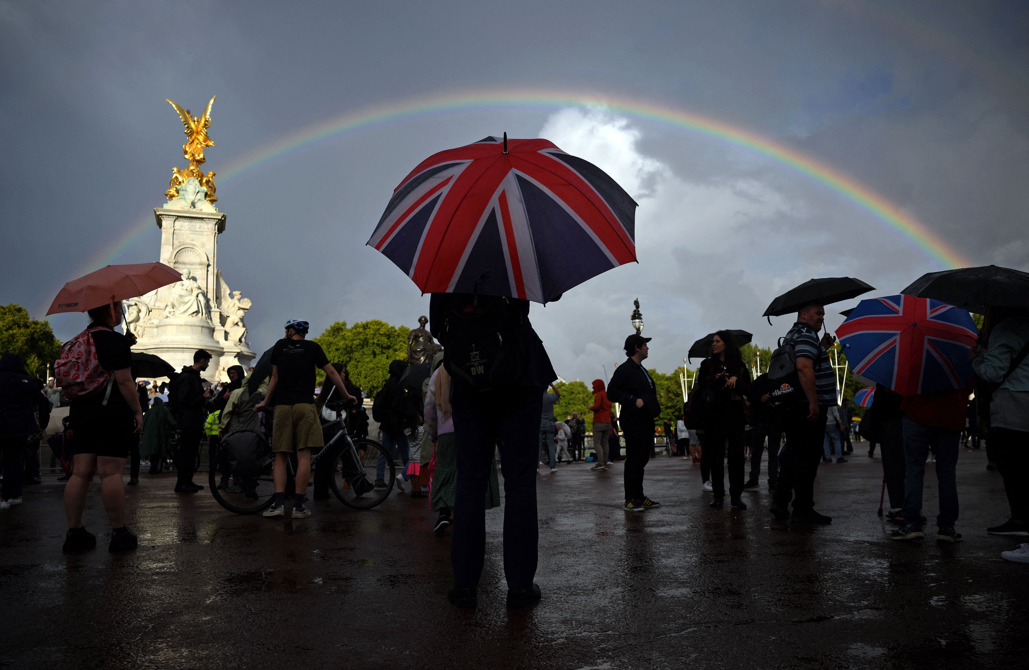 Miles de súbditos lloran por la muerte de Isabel en Londres mientras un arcoíris los acompaña a las afueras del palacio de Buckingham 