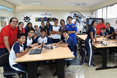 Hijo de ecuatorianos comparte con estudiantes vivencia en campo de la NASA