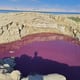 Autoridades de Jordania investigan un estanque cercano al Mar Muerto que se volvió rojo sangre