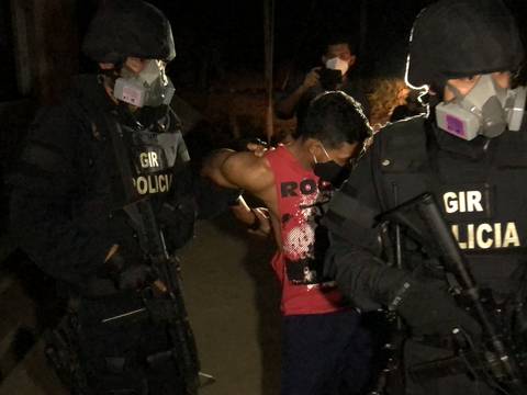 En Guayas detienen a seis integrantes de una supuesta banda que robaba en domicilios usando uniformes militares